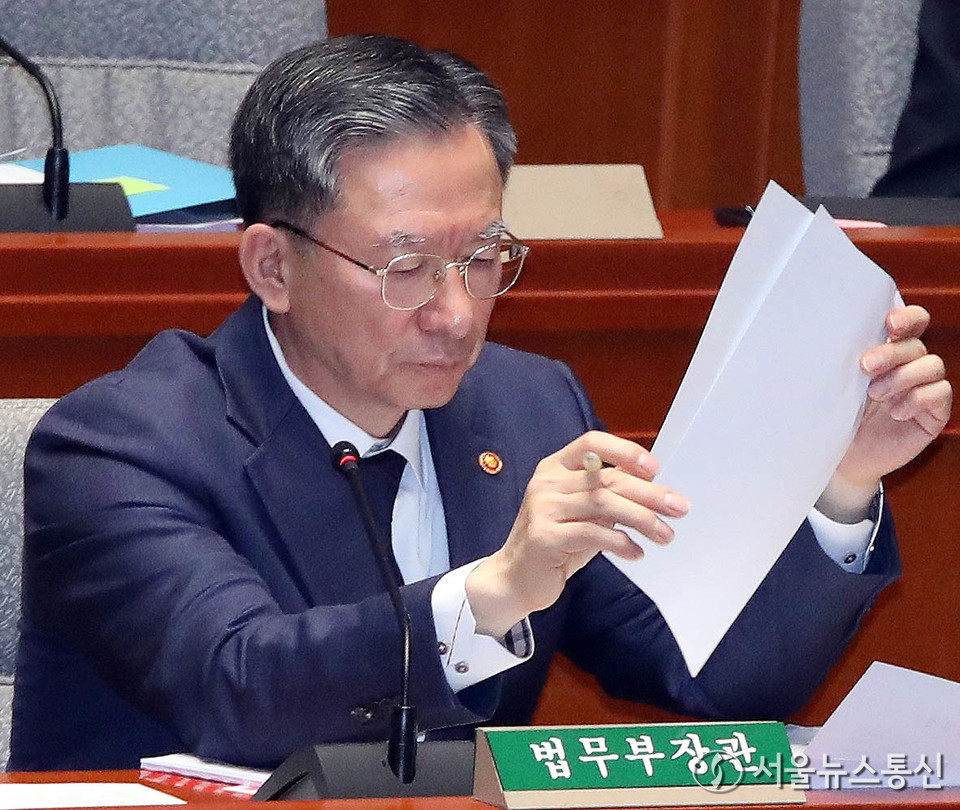 정성호 법무부 장관이 12일 서울 여의도 국회에서 열린 예산결산특별위원회 전체회의에서 자료를 살펴보고 있다. 2025.11.12, snakorea.rc@gmail.com , *재판매 및 DB 금지