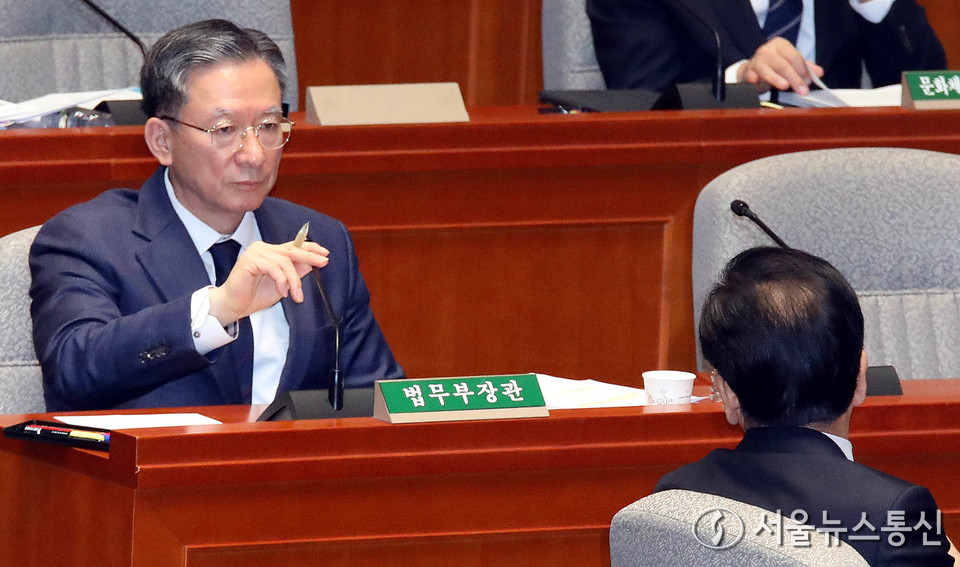 정성호 법무부 장관이 12일 서울 여의도 국회에서 열린 예산결산특별위원회 전체회의에서 정동영 통일부 장관과 대화하고 있다. 2025.11.12, snakorea.rc@gmail.com , *재판매 및 DB 금지