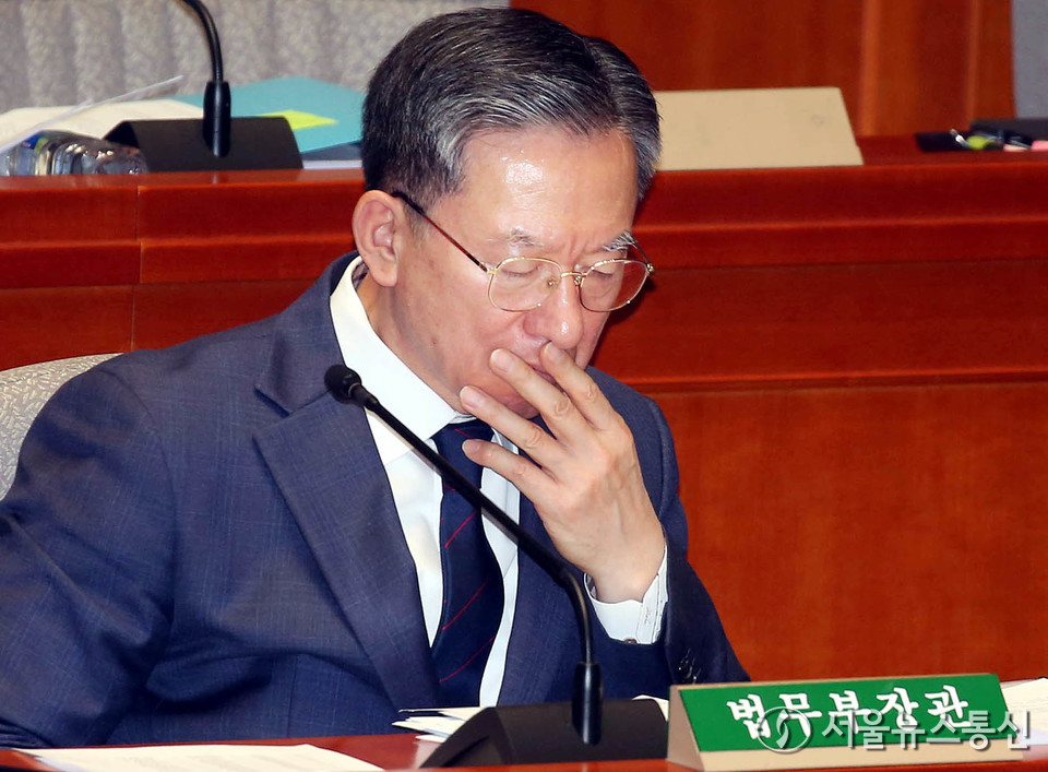 정성호 법무부 장관이 12일 서울 여의도 국회에서 열린 예산결산특별위원회 전체회의에서 생각에 잠겨 있다. 2025.11.12, snakorea.rc@gmail.com , *재판매 및 DB 금지