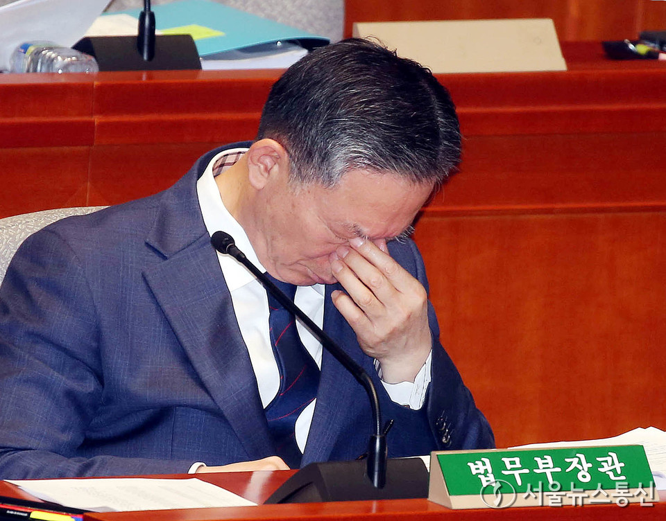 정성호 법무부 장관이 12일 서울 여의도 국회에서 열린 예산결산특별위원회 전체회의에서 눈가를 만지고 있다. 2025.11.12, snakorea.rc@gmail.com , *재판매 및 DB 금지