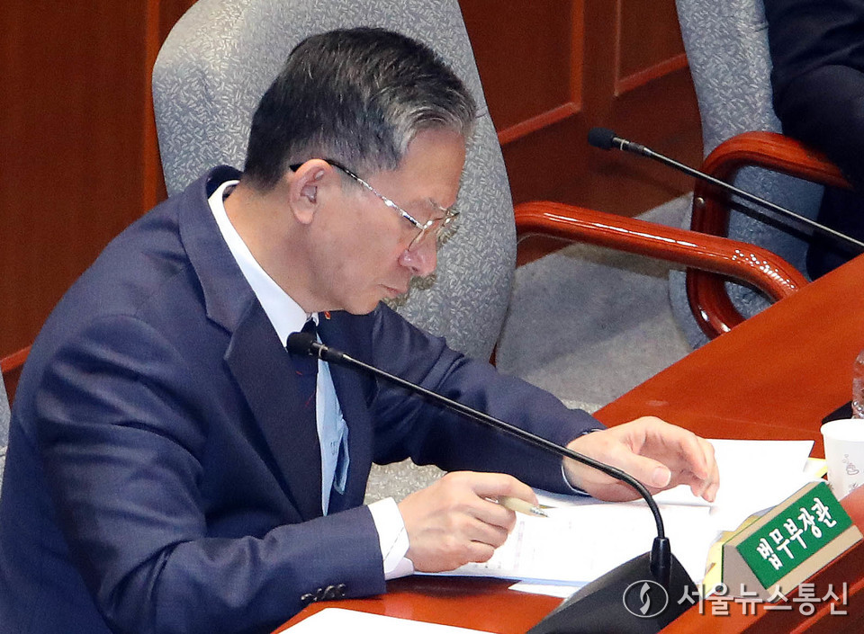 정성호 법무부 장관이 12일 서울 여의도 국회에서 열린 예산결산특별위원회 전체회의에서 자료를 살펴보고 있다. 2025.11.12, snakorea.rc@gmail.com , *재판매 및 DB 금지