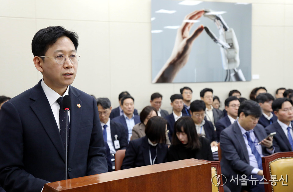 배경훈 과학기술부총리 겸 과학기술정보통신부 장관이 12일 서울 여의도 국회 과학기술정보방송통신위원회 전체회의에서 발언하고 있다. 2025.11.12, snakorea.rc@gmail.com , *재판매 및 DB 금지