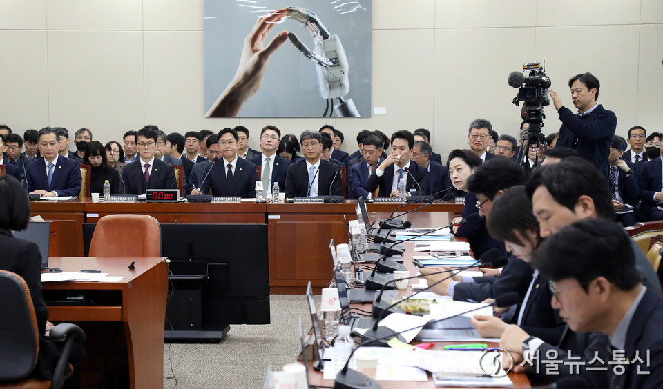 배경훈 과학기술부총리 겸 과학기술정보통신부 장관이 12일 서울 여의도 국회 과학기술정보방송통신위원회 전체회의에서 의원 질의를 경청하고 있다. 2025.11.12, snakorea.rc@gmail.com , *재판매 및 DB 금지