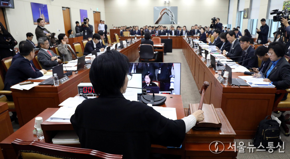 최민희 위원장이 12일 서울 여의도 국회에서 열린 과학기술정보방송통신위원회 전체회의에서 예산안을 통과시키고 있다. 2025.11.12, snakorea.rc@gmail.com , *재판매 및 DB 금지