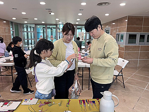 ‘나의 정성으로 물들이는 밥상보’를 주제로, 다도와 명상을 통해 팔공산의 늦가을 운치를 느끼고, 다포를 직접 꾸며 세상에서 단 하나뿐인 ‘나만의 밥상보 만들기’를 진행한다.