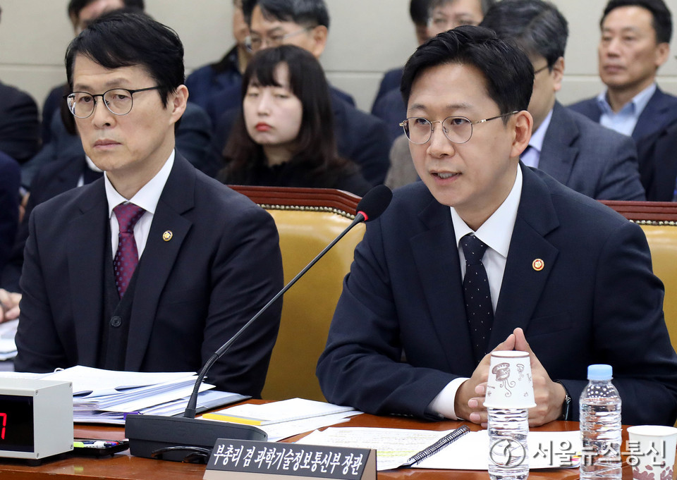 배경훈 과학기술부총리 겸 과학기술정보통신부 장관이 12일 서울 여의도 국회에서 열린 과학기술정보방송통신위원회 전체회의에서 질의에 답변하고 있다. 2025.11.12, snakorea.rc@gmail.com , *재판매 및 DB 금지