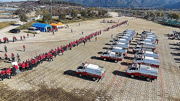 경북도는 12일 상주보 인근 다목적광장에서 ‘2025년 산불 지상진화 경연대회’를 성황리에 개최했다.