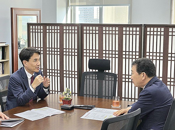 김진태 도지사는 12일 국회를 방문해 더불어민주당 소속 신정훈 국회 행안위원장(전남 나주‧화순)을 만나 강원특별법 3차 개정안의 조속한 심사와 통과를 건의했다.