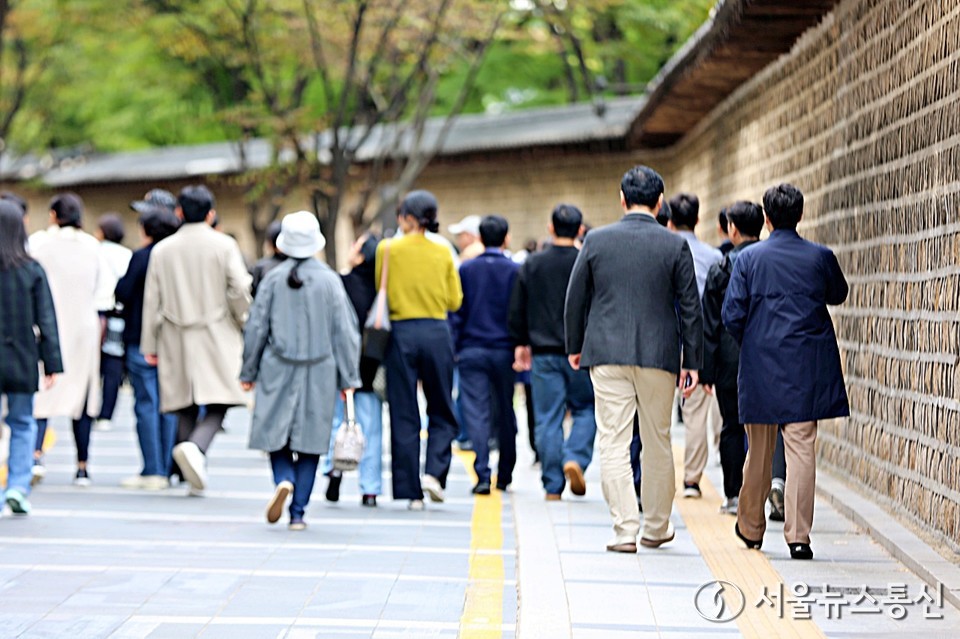 내일(13일)은 전국이 대체로 맑은 가운데 기온은 평년과 비슷하거나 조금 높겠다. (덕수궁돌담길) / 사진 = 서울뉴스통신 이성현 기자