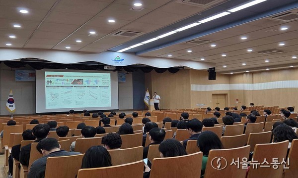 이호선 한국정책역량개발원 대표가 12일 밀양시청 대강당에서 열린 ‘국정과제 대응 밀양시 중점과제 발굴 특강’을 진행하고 있다.