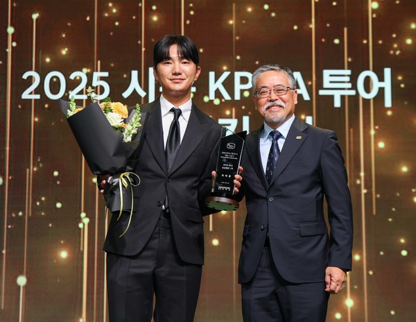 2025시즌 KPGA 투어 상금랭킹 1위 옥태훈과 KPGA 김원섭 회장 (사진 KPGA) 22025.11.12, snakorea.rc@gmail.com , *재판매 및 DB 금지