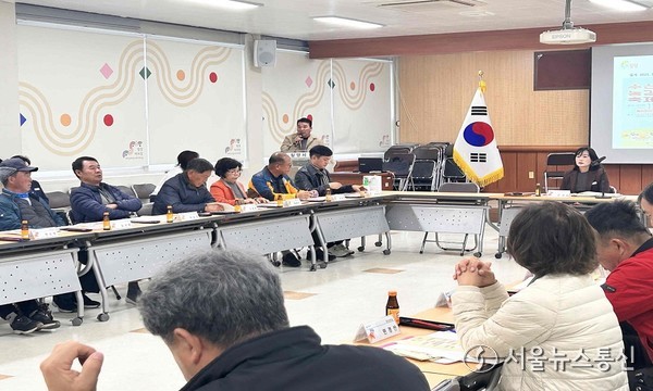권무성 추진위원장이 하남읍 이장협의회에서 수산제 농경문화축제를 홍보하고 있다.