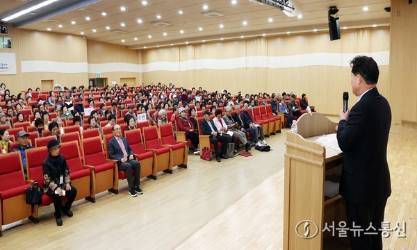 12일 밀양시청 대강당에서 밀양시의회 허홍 의장이 밀양노인대학 초청 특강을 진행하고 있는 모습