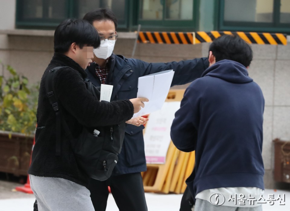 2026학년도 대학수학능력시험일인 13일 오전 서울 영등포구 여의도 고등학교에서 수험생들이 고사장을 확인하고 있다. 2025.11.13, snakorea.rc@gmail.com , *재판매 및 DB 금지