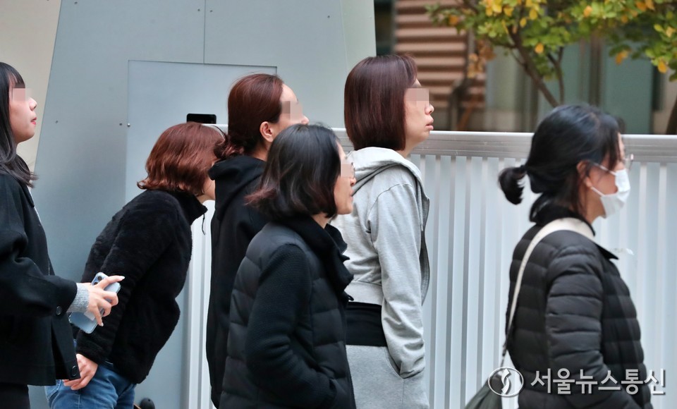  2026학년도 대학수학능력시험일인 13일 오전 서울 영등포구 여의도 고등학교 앞에서 수험생 부모들이 고사장을 바라보고 있다. 2025.11.13, snakorea.rc@gmail.com , *재판매 및 DB 금지