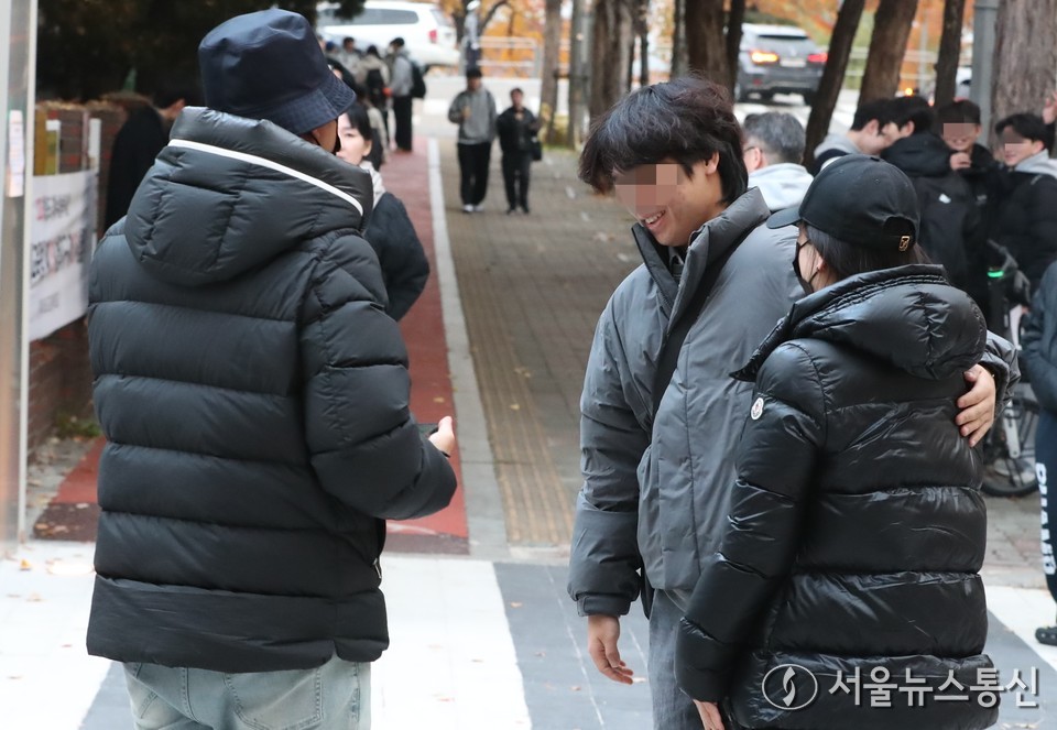 2026학년도 대학수학능력시험일인 13일 오전 서울 영등포구 여의도 고등학교 앞에서 수험생이 부모님의 응원을 받고 있다. 2025.11.13, snakorea.rc@gmail.com , *재판매 및 DB 금지
