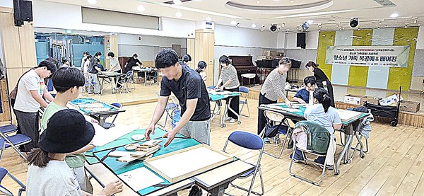 강릉시는 오는 15일 북부청소년문화의집에서 업사이클링을 테마로 아동·청소년 자녀와 함께 온 가족이 참여할 수 있는 ‘청소년 가족 축제’를 개최한다.