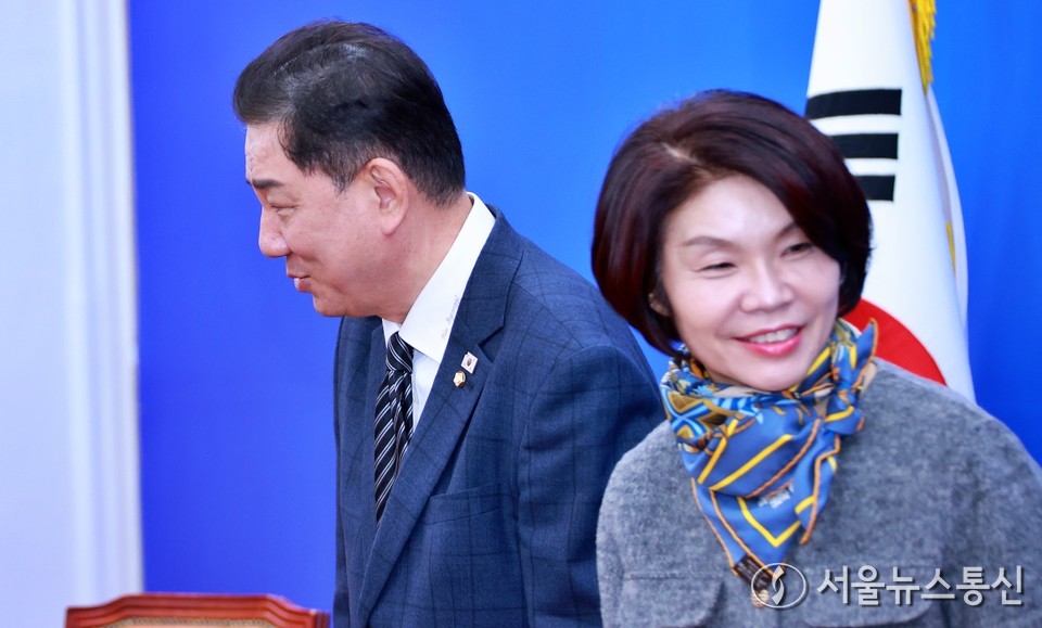 김병기 더불어민주당 대표와 한정애 정책위의장이 13일 서울 여의도 국회에서 열린 정책조정회의에 참석하고 있다. 2025.11.13, snakorea.rc@gmail.com , *재판매 및 DB 금지