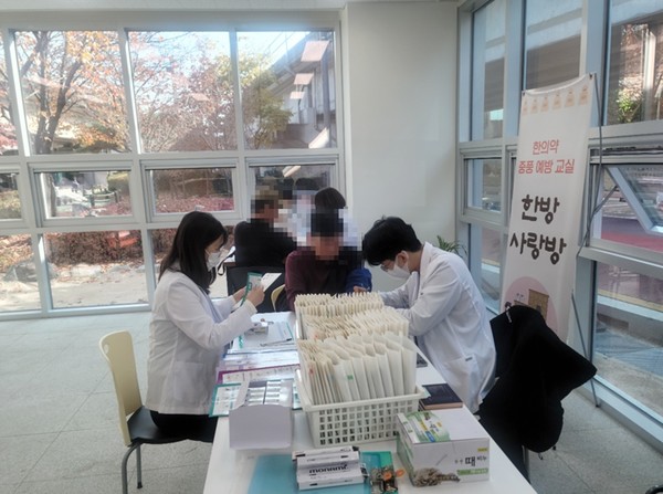 의정부시 보건소는 11일 노인 쉼터 호호당(2호점)에서 ‘찾아가는 건강사랑방’을 운영했다.