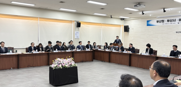 부산시와 부산지방해양수산청 및 부산항만공사는 13일 1층 대회의실에서 ‘기관장 행정협의회’의 하반기 회의를 개최한다고 밝혔다.