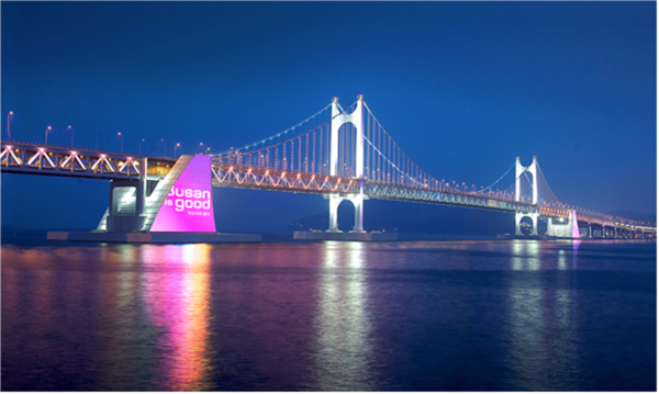 부산시는 광안대교가 12년 만에 새 단장을 완료하고, 한층 더 고급스럽고 선명해진 경관조명과 미디어콘텐츠로 오는 15일 ‘제20회 부산불꽃축제’를 화려하게 수놓는다고 밝혔다.