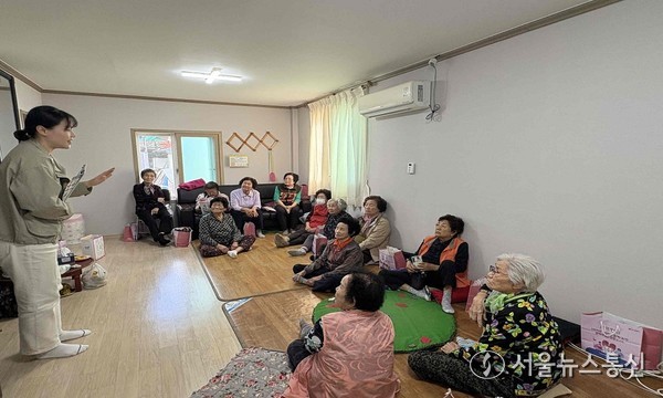 밀양시보건소 관계자가 지역 경로당을 방문해 진드기 매개 감염병 예방수칙을 안내하고 있다.