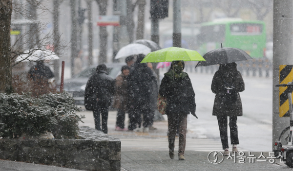 행정안전부가 올겨울 폭설과 한파에 선제적으로 대응하기 위해 이달 15일부터 내년 3월 15일까지 ‘겨울철 자연재난 대책기간’을 운영한다. 사진은 17일 서울 마포지역에 많은 눈이 내리는 가운데 시민들이 조심스럽게 걷고 있다. (2024.01.17) / 사진 = 서울뉴스통신 이성현 기자