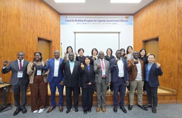 대구시 보건환경연구원은 11일, 우간다 감염병 관리 주요 기관의 관리자를 초청해 연구원의 주요 역할과 생물안전연구동의 감염병 검사·연구시설을 소개하는 현장연수를 지원했다.