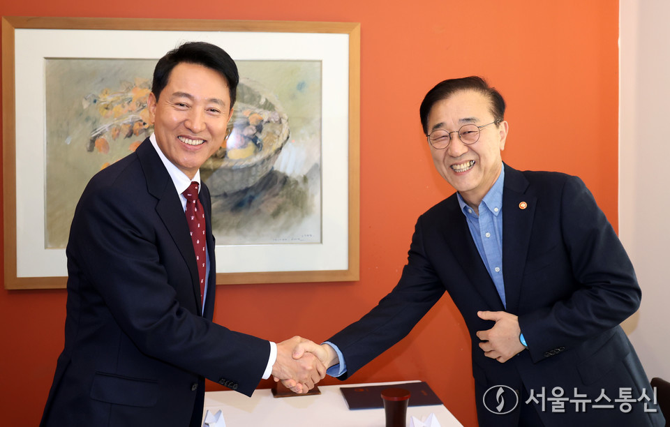 오세훈 서울시장이 13일 오후 서울 중구 달개비에서 김윤덕 국토부장관과 오찬에 앞서 인사를 나누고 있다. (사진=서울시 제공) 2025.11.13, snakorea.rc@gmail.com , *재판매 및 DB 금지