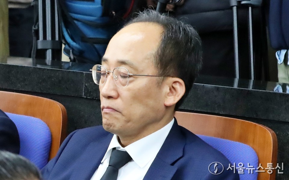 추경호 국민의힘 의원이 4일 서울 여의도 국회에서 열린 의원총회에서 생각에 잠겨 있다. 2025.11.04, snakorea.rc@gmail.com , *재판매 및 DB 금지