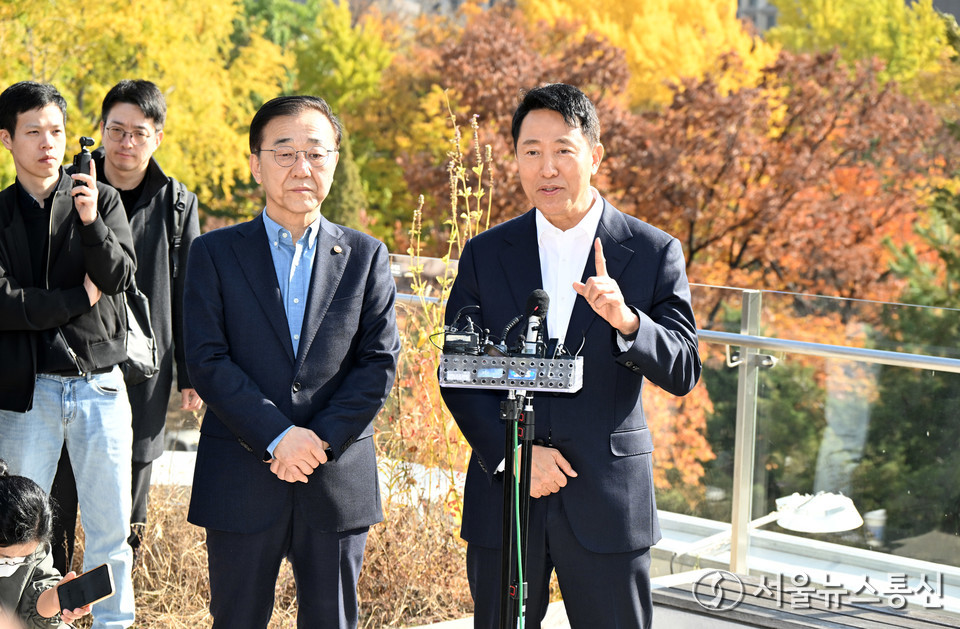 오세훈 서울시장이 13일 오후 서울 중구 달개비에서 김윤덕 국토부장관과 오찬회동을 마친 뒤 취재진 질의에 답변하고 있다. (사진=서울시 제공) 2025.11.13, snakorea.rc@gmail.com , *재판매 및 DB 금지