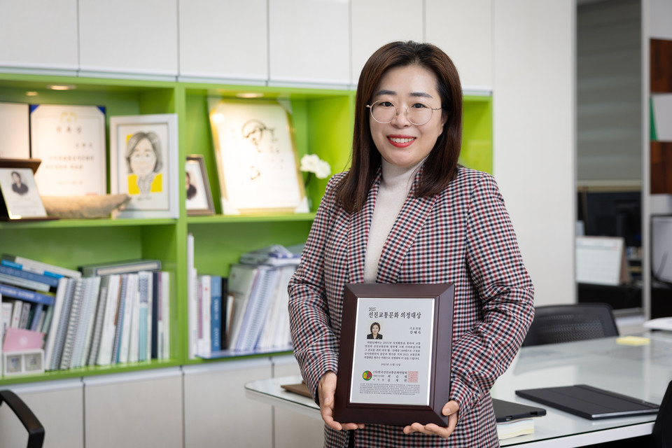 강혜숙 시의원이 ‘2025 한국선진교통문화 의정대상’ 상패를 들고 기념촬영을 하고 있다. 2025.11.13 / 양주시의회