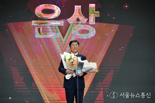 '제1회 SBS 고향사랑기부대상 시상식'에서 수상하고 있는 조상래 곡성군수 / 사진