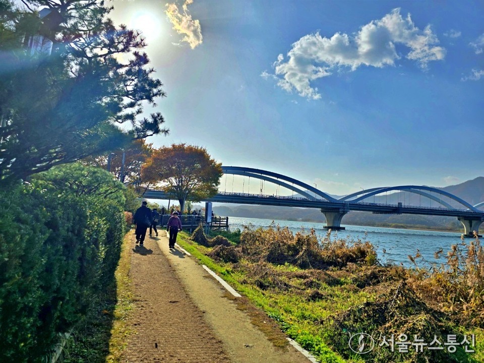 오늘(14일)은 전국이 대체로 맑고 포근한 날씨가 이어지겠으나 일교차가 15도 안팎으로 크게 벌어지겠다. (양평 카페리노_2025.11.09) / 사진 = 서울뉴스통신 이성현 기자