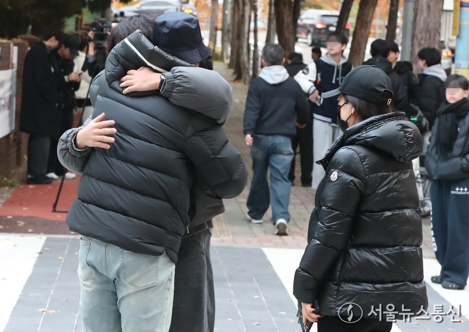 2026학년도 대학수학능력시험일인 13일 오전 서울 영등포구 여의도 고등학교 앞에서 수험생이 부모님의 응원을 받고 있다. 2025.11.13, snakorea.rc@gmail.com , *재판매 및 DB 금지
