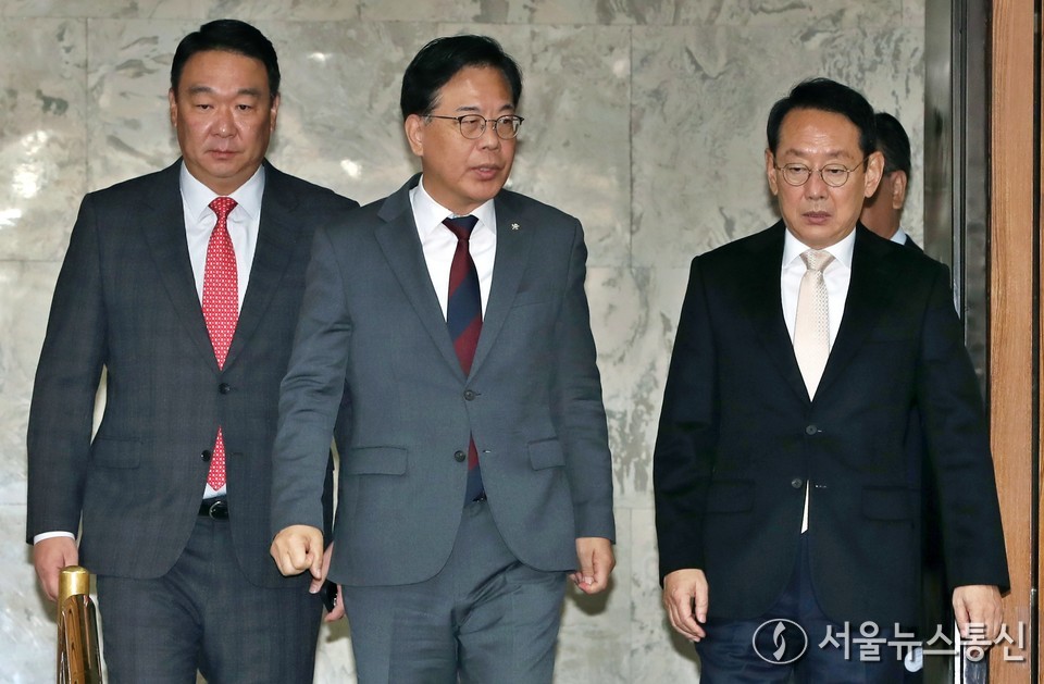 송언석 국민의힘 원내대표가 14일 오전 서울 여의도 국회에서 열린 원내대책회의에 참석하고 있다. 2025.11.14, snakorea.rc@gmail.com , *재판매 및 DB 금지