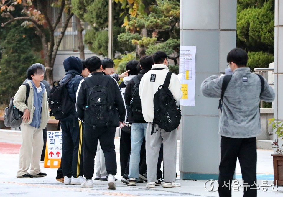 2026학년도 대학수학능력시험일인 13일 오전 서울 영등포구 여의도 고등학교에서 수험생들이 고사장을 확인하고 있다. 2025.11.13, snakorea.rc@gmail.com , *재판매 및 DB 금지