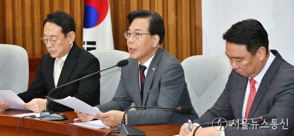 송언석 국민의힘 원내대표가 14일 오전 서울 여의도 국회에서 열린 원내대책회의에서 발언을 하고 있다. 2025.11.14, snakorea.rc@gmail.com , *재판매 및 DB 금지