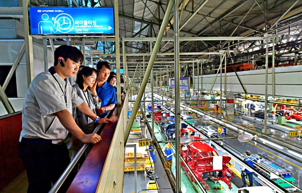 현대자동차 울산공장이 21일 지난해 입사한 신입사원과 가족 약 330명을 초청해 'H-Family Day in Ulsan' 행사를 개최한 가운데 신입사원과 가족들이 울산3공장 생산라인을 살펴보고 있다. (2024.06.21) / 사진 = 현대자동차 제공