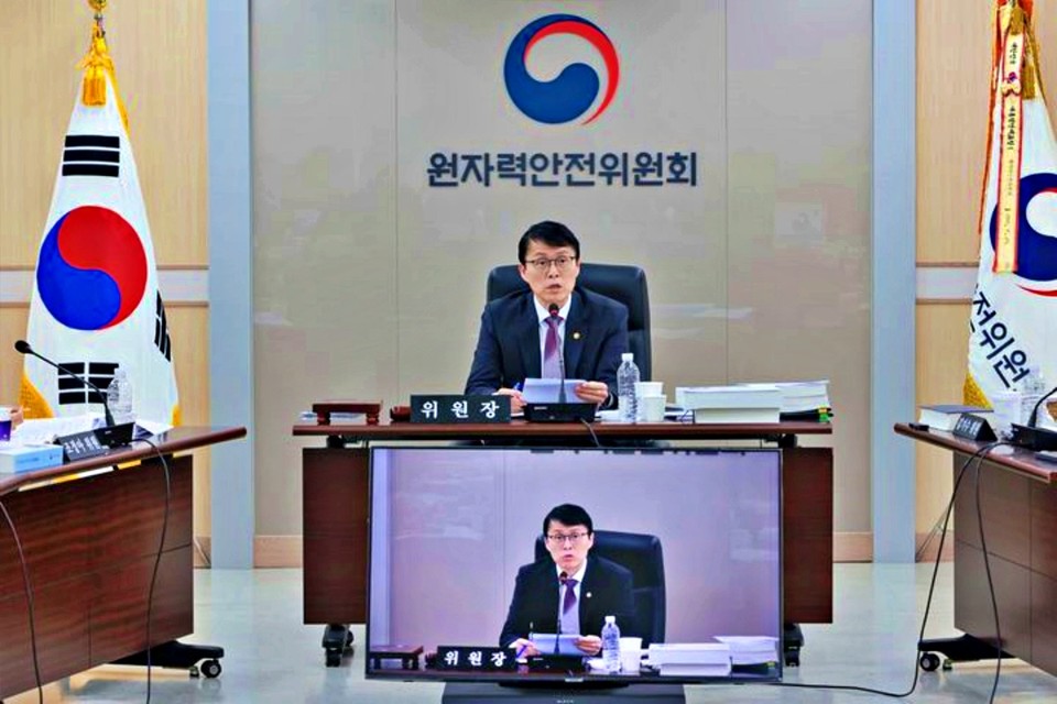 최원호 원자력안전위원회 위원장이 13일 서울 중구 원자력안전위원회 대회의실에서 열린 제224회 원자력안전위원회 회의에서 위원들과 안건에 대해 논의하고 있다. (2025.11.13) / 사진 = 원자력안전위원회 제공