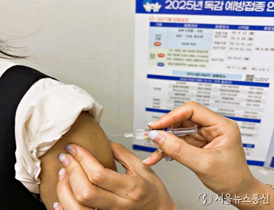 계절 인플루엔자(독감) 유행이 급속도로 확산되는 가운데, 고위험군에 속하는 임신부의 예방접종 필요성이 더욱 강조되고 있다. (예방접종_2025.10.30) / 사진 = 장성군 제공