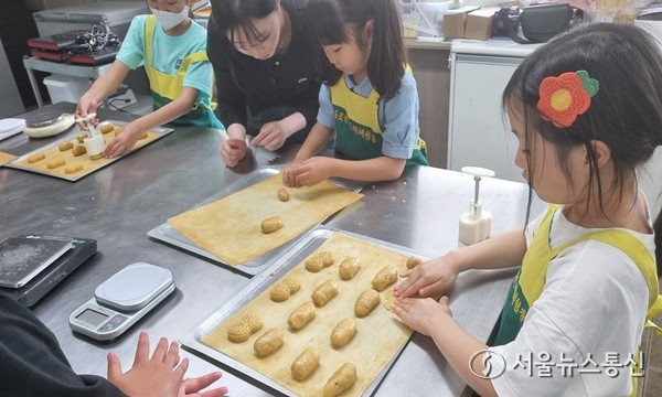 밀양시종합사회복지관에서 진행된 아이키움 배움터 ‘마을과 더불어 놀자, 베이킹편 프로그램’