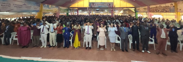 나이로비 만민교회 창립 기념예배에서 참석자들이 기념촬영하고 있다./사진=만민중앙교회 제공2025.11.14, snakorea.rc@gmail.com , *재판매 및 DB 금지