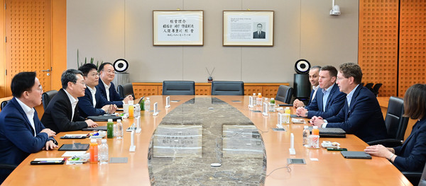 LG와 메르세데스-벤츠 최고 경영진은 서울 여의도 LG트윈타워에서 만나 LG의 자동차 부품 사업 역량을 결집한 ‘원(One) LG’ 솔루션 협업 확대 방안에 대해 논의했다. 사진은 (왼쪽부터) LG디스플레이 정철동 CEO, LG전자 조주완 CEO, LG에너지솔루션 김동명 CEO, LG이노텍 문혁수 CEO, 메르세데스-벤츠 R&D 코리아 컬삿 카르탈 센터장, 메르세데스-벤츠 코리아 마티아스 바이틀 CEO, 메르세데스-벤츠 올라 칼레니우스 회장, 메르세데스-벤츠 이다 볼프 기업본부 총괄 (사진 LG전자 제공) 2025.11.14, snakorea.rc@gmail.com , *재판매 및 DB 금지