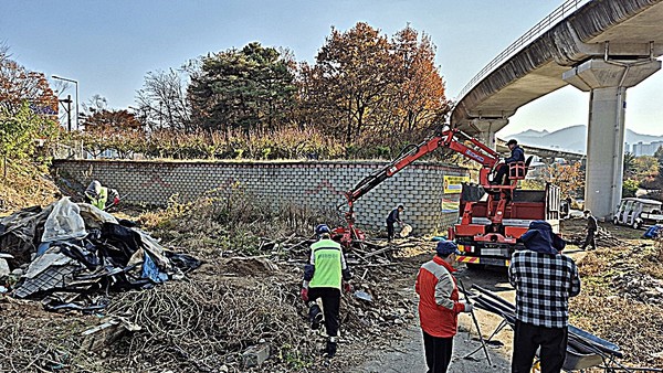 대집행은 생태하천과가 주관하고 철도교통과, 도로조성과, 도시농업과가 협조해 진행됐다.