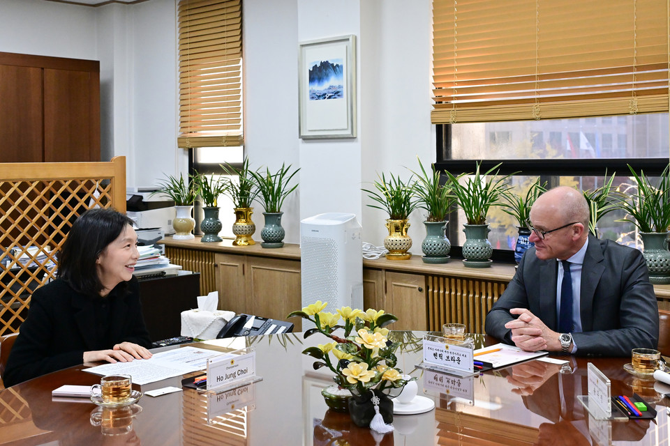 최호정 서울시의회 의장이 헨릭 브라운 독일 콘라드 아데나워 재단 한국사무소 대표를 접견하고 있다. (사진=서울시의회 제공) 2025.11.14, snakorea.rc@gmail.com , *재판매 및 DB 금지