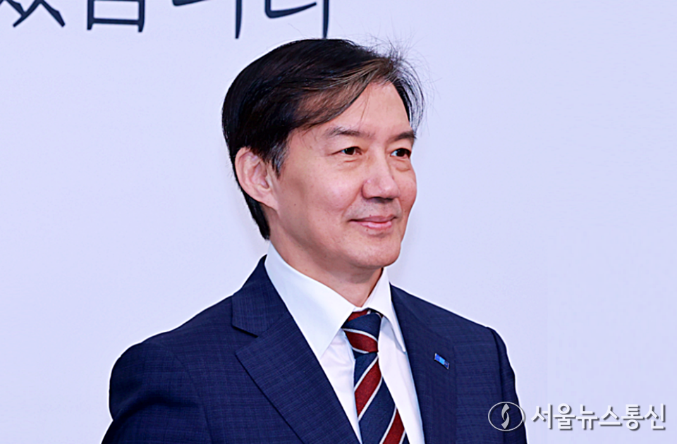 조국 조국혁신당 비상대책위원장과 위원들이 3일 오전 서울 여의도 국회에서 열린 '비상대책위원회 뉴파티 비전발표'에서 기념촬영을 하고 있다. 2025.11.03. snakorea.rc@gmail.com , *재판매 및 DB 금지