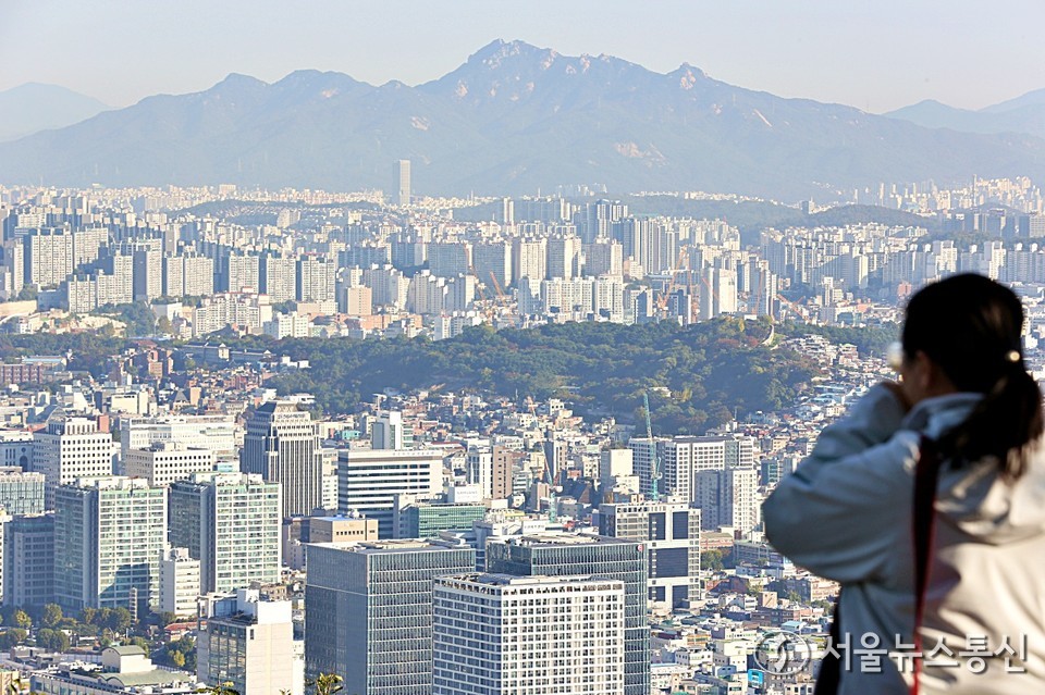 28일 오전 서울 중구 남산에서 바라본 서울 아파트 모습 (2025.10.28) / 사진 = 서울뉴스통신 이성현 기자