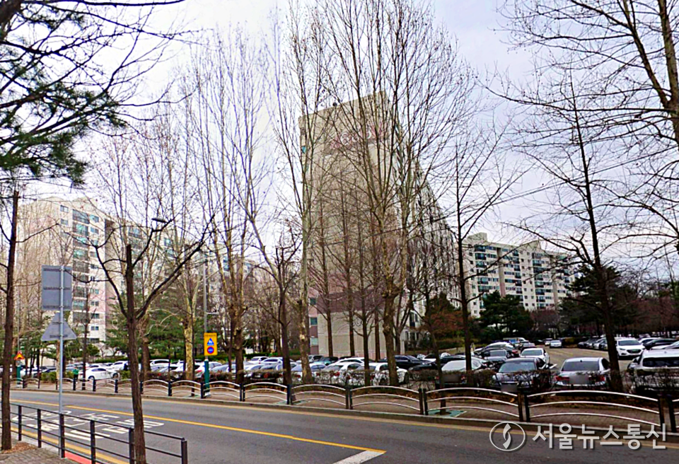 정부가 10·15 주택시장 안정화 대책 시행으로 조합원 지위 양도가 제한되는 사각지대를 해소하기 위해, 규제지역 지정 이전에 재건축 매매 약정(가계약)을 체결한 경우 예외를 인정하기로 했다. 사진은 서울 양천구 목동아파트 6단지의 모습. (2025.11.11) / 사진 = 서울뉴스통신 이성현 기자