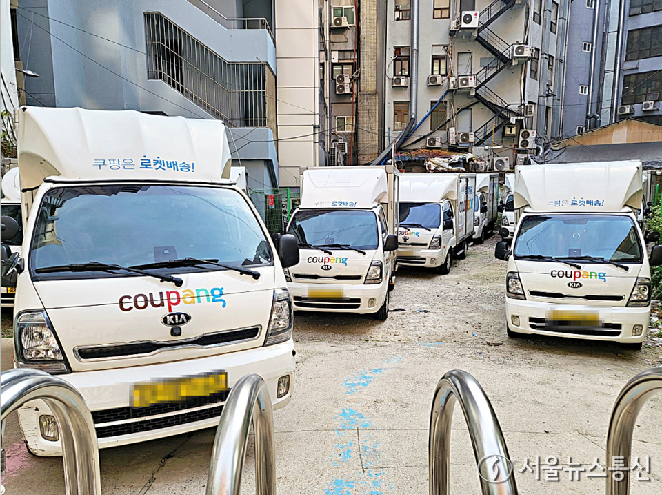 새벽배송 규제를 둘러싼 논쟁이 이어지는 가운데, 현장 노동자들이 직접 심야 노동의 위험성을 폭로하며 “속도 경쟁을 멈춰야 한다”고 호소했다. (쿠팡 배송차량_2025.11.11) / 사진 = 이성현 기자